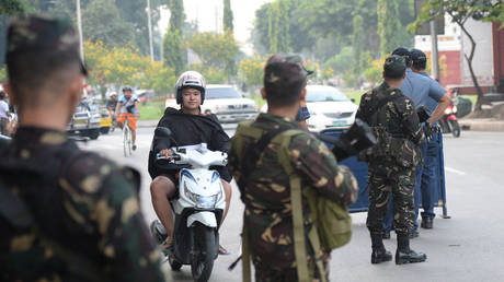 Civilians flee as Philippines soldiers dislodge 200 (hungry?) Islamist militants who seized town market &ndash; media