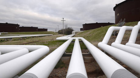 FILE PHOTO: Pipelines run to crude oil storage tanks at a tank farm in Cushing, Oklahoma, March 24, 2016 © Reuters / Nick Oxford