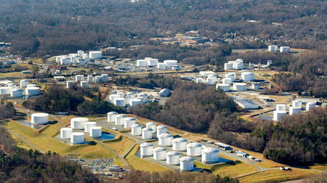 FILE PHOTO: Holding tanks at Colonial Pipeline's Charlotte Tank Farm, North Carolina, the US © Reuters