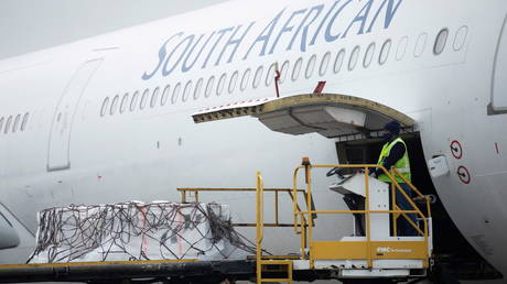 A worker looks on as the second delivery of the Johnson & Johnson coronavirus disease (COVID-19) vaccine is offloaded at the O.R Tambo International Airport in Johannesburg, South Africa, (FILE PHOTO) © Kim Ludbrook/Pool via REUTERS/File Photo