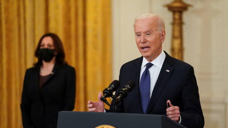 Joe Biden speaks on the Colonial Pipeline attack as Vice President Kamala Harris stands by at the White House in Washington, DC, May 10, 2021 © Reuters / Kevin Lamarque