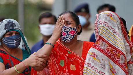 A woman mourns outside the mortuary of a Covid-19 hospital in Ahmedabad, India, May 8, 2021 © Reuters / Amit Dave