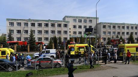 Police and paramedics work at the scene of a shooting at Gymnasium No. 175 in Kazan, Russia's Republic of Tatarstan, 11.05.2021. © Sputnik