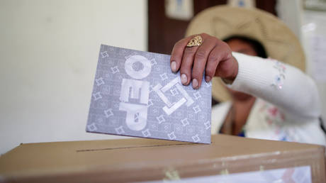 FILE PHOTO: A woman casts her vote at a polling station during the presidential election in Paracti, Bolivia, October 20, 2019 © Reuters / Ueslei Marcelino