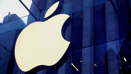 FILE PHOTO: The Apple Inc. logo at the entrance to the Apple store on 5th Avenue in Manhattan, New York, U.S. © Reuters / Mike Segar