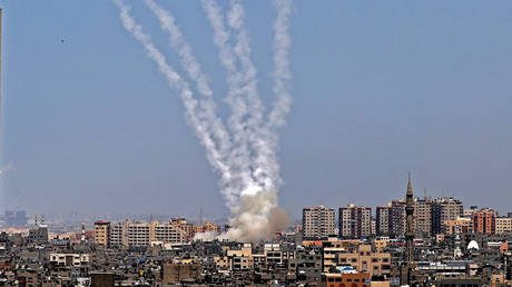 Rockets are fired from Gaza City, controlled by the Palestinian Hamas movement, towards Israel on May 11, 2021. © AFP / MOHAMMED ABED