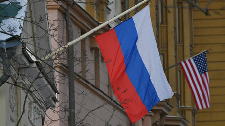 American Embassy in Moscow puts halt on issuing travel & business visas to Russians, amid growing row over expulsion of diplomats