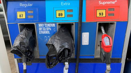 Two out of service fuel nozzles are covered in plastic on a gas pump at a gas station in Waynesville, North Carolina, May 11, 2021 © Reuters / Martin Brossman