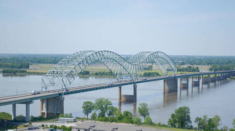 An aerial view of the Hernando de Soto Bridge in Memphis, Tennessee © Wikipedia