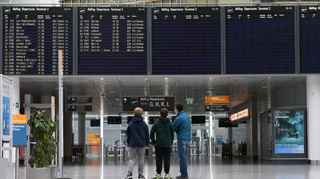 Passengers in a terminal of Franz Josef Strauss International Airport in Munich, Germany, April 2021. © Christof Stache / AFP