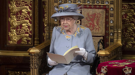 Britain's Queen Elizabeth II reads the Queen's Speech on the The Sovereign's Throne in the House of Lords chamber in London on May 11, 2021. © AFP / EDDIE MULHOLLAND