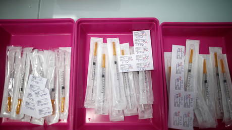 FILE PHOTO: Trays of syringes containing a dose of the Pfizer-BioNTech Covid-19 vaccine in France on March 26, 2021 © REUTERS/Benoit Tessier