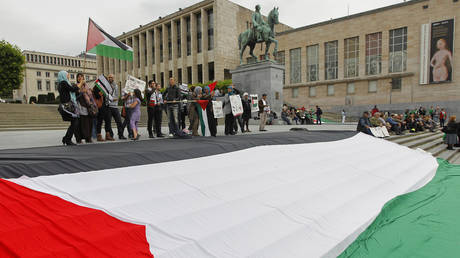 FILE PHOTO: Protesters shout slogans in front of a giant Palestinian flag during a march in central Brussels September 21, 2011. © REUTERS/Francois Lenoir