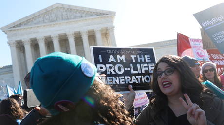FILE PHOTO: Pro-life and pro-choice demonstrators argue outside the US Supreme Court in Washington, DC, March 4, 2020 © Reuters / Tom Brenner