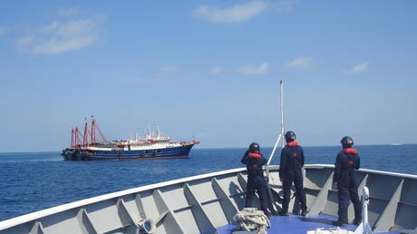 Philippine Coast Guard personnel survey several ships believed to be Chinese militia vessels in Sabina Shoal in the South China Sea, (FILE PHOTO) © Philippine Coast Guard/Handout via REUTERS