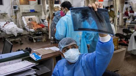 Doctors at the Covid-19 ward of the Holy Family Hospital in New Delhi. © Reuters / Danish Siddiqui