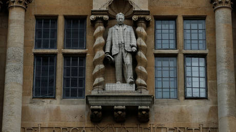 FILE PHOTO. A statue of Cecil Rhodesat Oriel College in Oxford. ©REUTERS / Andy Couldridge