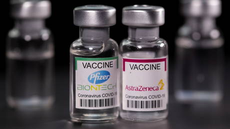 FILE PHOTO. Vials with Pfizer-BioNTech and AstraZeneca coronavirus disease (COVID-19) vaccine. © Reuters / Dado Ruvic