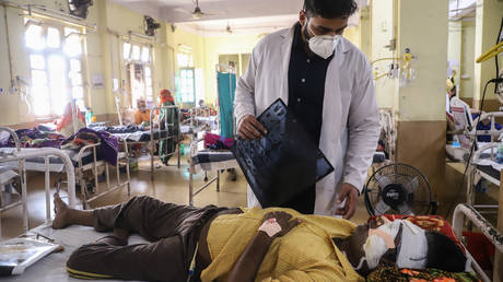 A doctor assists a Covid-19 coronavirus patient with Black Fungus in Jabalpur, India, on May 20, 2021. © AFP / Uma Shankar MISHRA