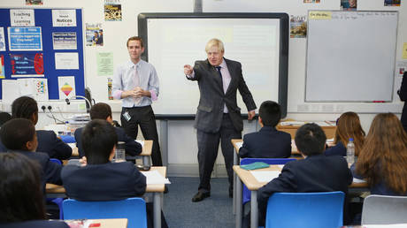 FILE PHOTO. London Mayor Boris Johnson asks secondary school children questions during a history lesson at Pimlico Academy in London October 19, 2012. © REUTERS / Andrew Winning