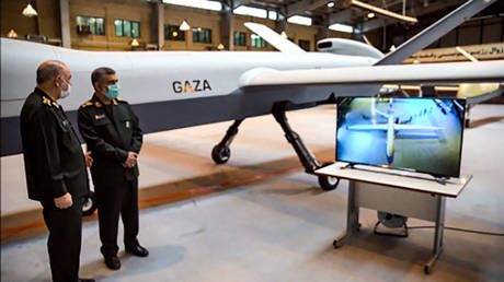 General Hossein Salami (L) and Amir Ali Hajizadeh commander of Aerospace Force of the IRGC, unveiling a new combat drone called "Gaza" in tribute to Palestinians, in the capital Tehran. © AFP / SEPAH NEWS / IRAN'S REVOLUTIONARY GUARDS WEBSITE