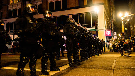 FILE PHOTO. Portland City Police confront protesters in Portland, Oregon. © AFP / Kathryn ELSESSER