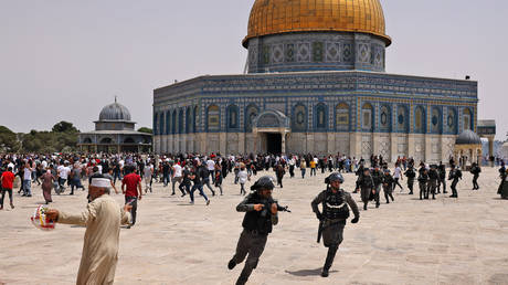 Israeli security forces and Palestinian Muslim worshippers clash in Jerusalem's Al-Aqsa mosque compound, on May 21, 2021. © AFP / AHMAD GHARABLI