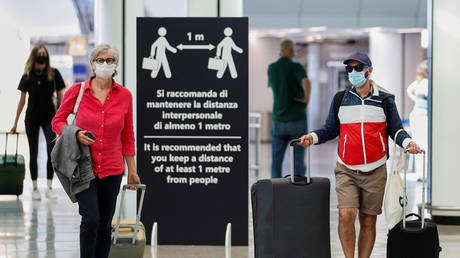 FILE PHOTO: Passengers at Fiumicino Airport in Rome, Italy, June 30, 2020. © REUTERS/Guglielmo Mangiapane