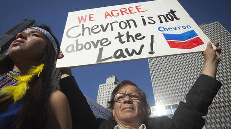 FILE PHOTO. A protest against Chevron's RICO trial in New York, in October 2013. REUTERS/Carlo Allegri