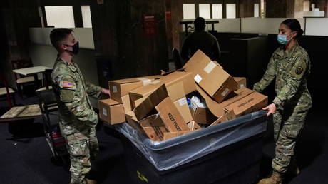 Members of the National Guard push a trash bin of Meals Ready-to-Eat on the final days of their deployment following the January 6 Capitol riots in Washington, U.S., May 23, 2021. © REUTERS/Sarah Silbiger