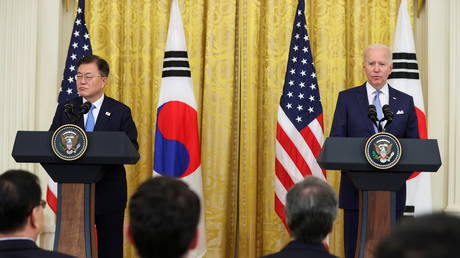 US President Joe Biden and South Korea's President Moon Jae-in hold a joint news conference after a day of meetings at the White House, in Washington, US (FILE PHOTO) © REUTERS/Jonathan Ernst