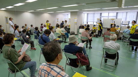 A mass vaccination center in Tokyo, Japan, May 24, 2021. © Carl Court / Reuters