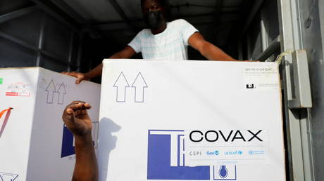 Boxes of AstraZeneca/Oxford coronavirus vaccines, redeployed from the Democratic Republic of Congo, arrive at a cold storage facility in Accra, Ghana, (FILE PHOTO) © REUTERS/Francis Kokoroko