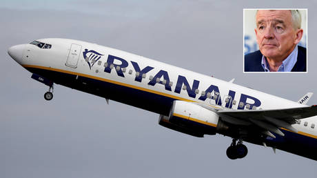 FILE PHOTO: A Ryanair plane takes off from Manchester Airport. Picture taken June 21, 2020. © REUTERS / Phil Noble; (inset) Michael O'Leary © Kenzo TRIBOUILLARD / AFP