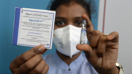 A medical worker shows the Sputnik V Covid-19 vaccine at a hospital in Hyderabad, India, May 17, 2021. © Noah Seelam / AFP