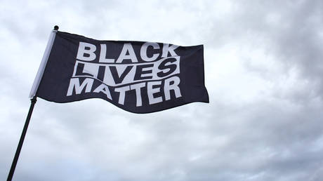 A protester raises a Black Lives Matter flag in Aurora, Colorado, July 25, 2020 © Reuters / Kevin Mohatt