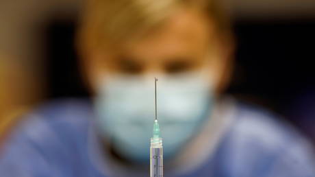 A firefighter fills a syringe with a dose of the "Comirnaty" Pfizer BioNTech COVID-19 vaccine in a vaccination center in Reze near Nantes as part of the coronavirus disease (Covid-19) vaccination campaign in France, (FILE PHOTO) © REUTERS/Stephane Mahe