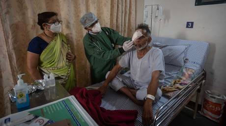 A doctor inspects a patient of Mucormycosis or black fungus in a dedicated ward for similar patients at Noble Hospital, Hadapsar on May 22, 2021 in Pune, India. © Pratham Gokhale/Hindustan Times via Getty Images