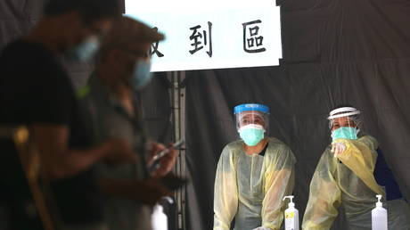 Medical workers look on at the check-in for people that come to do a rapid test for coronavirus disease (Covid-19) at a testing site following an increasing number of locally transmitted cases in Taipei, Taiwan, May 25, 2021. © REUTERS/Ann Wang