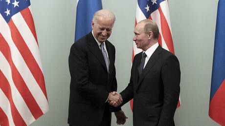 FILE PHOTO: Russian Prime Minister Vladimir Putin (R) shakes hands with U.S. Vice President Joe Biden during their meeting in Moscow March 10, 2011. © REUTERS / Alexander Natruskin
