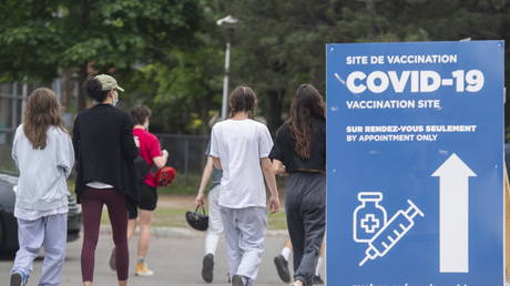 FILE PHOTO: A walk-in Covid-19 vaccination site in Montreal, Canada on May 22, 2021. (© Graham Hughes/Global Look Press/Keystone Press Agency)