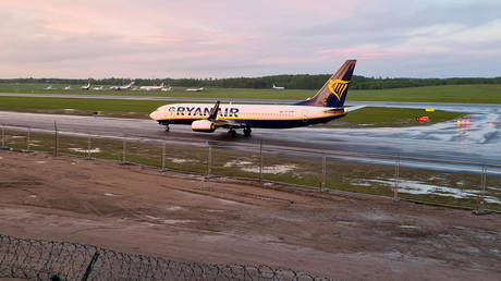 A Ryanair aircraft, which was carrying Belarusian opposition blogger and activist Roman Protasevich and diverted to Belarus, where authorities detained him, lands at Vilnius Airport in Vilnius, Lithuania May 23, 2021. © Reuters / Andrius Sytas