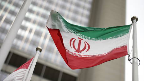 Iranian flag flies in front of the UN office building, housing IAEA headquarters in Vienna, Austria, (FILE PHOTO) © REUTERS/Lisi Niesner