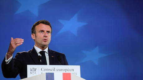 French President Emmanuel Macron at a press conference on the second day of an EU summit at the European Council building in Brussels, Belgium, May 25, 2021. © Reuters / John Thys