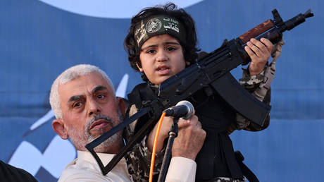 Hamas leader Yahya Sinwar holds the child of an Al-Qassam Brigades fighter, who was killed in the recent fighting with Israel, during a rally in Gaza City on May 24, 2021.© AFP / Emmanuel DUNAND