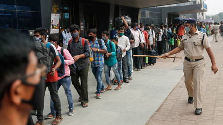 Police launch probe after man claims officers drove NAILS into his hands & feet for flouting mask mandate (VIDEO)