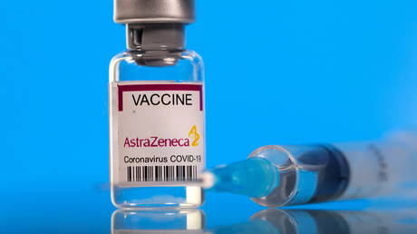 FILE PHOTO: A vial labelled with the AstraZeneca coronavirus disease (Covid-19) vaccine is seen in this illustration picture taken March 19, 2021 © Reuters / Dado Ruvic