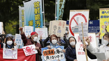 People rally to protest against the Japanese government's decision to discharge contaminated radioactive wastewater from Fukushima Daiichi nuclear power plant into the sea, in front of the Fukushima prefectural government headquarters in Fukushima, (FILE PHOTO) © Kyodo/via REUTERS