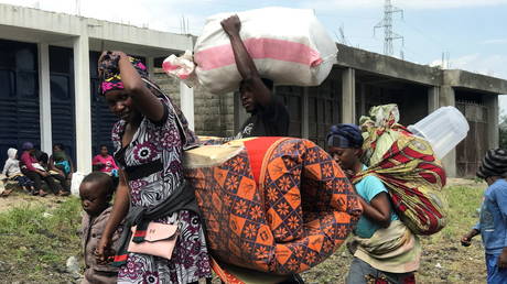 A Congolese family evacuate from recurrent earth tremors as aftershocks following the eruption of Mount Nyiragongo volcano near Goma, in the Democratic Republic of Congo May 27, 2021. © REUTERS/Djaffar Al Katanty