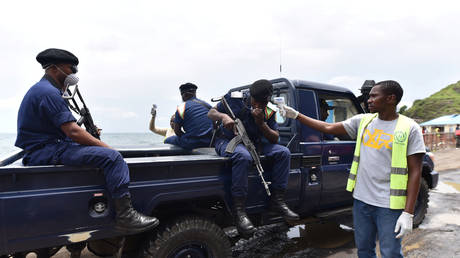 A health worker checks the temperature of a Congolese policeman as they ride on their patrol pick-up truck amid the coronavirus disease (Covid-19) outbreak in Democratic Republic of Congo, (FILE PHOTO) © REUTERS/Olivia Acland